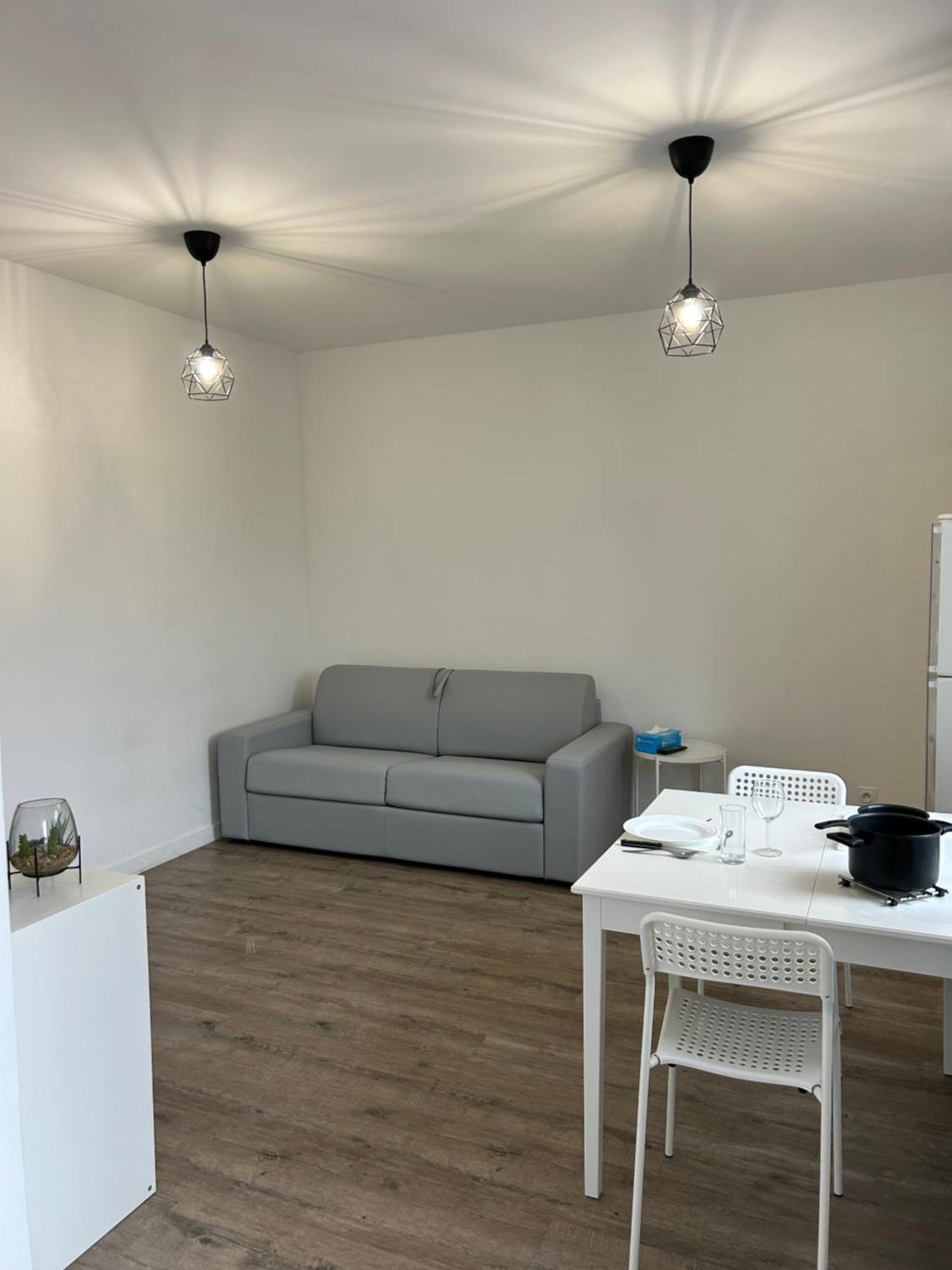 Superbe Studio Meuble Avec Parking Maubeuge Buitenkant foto
